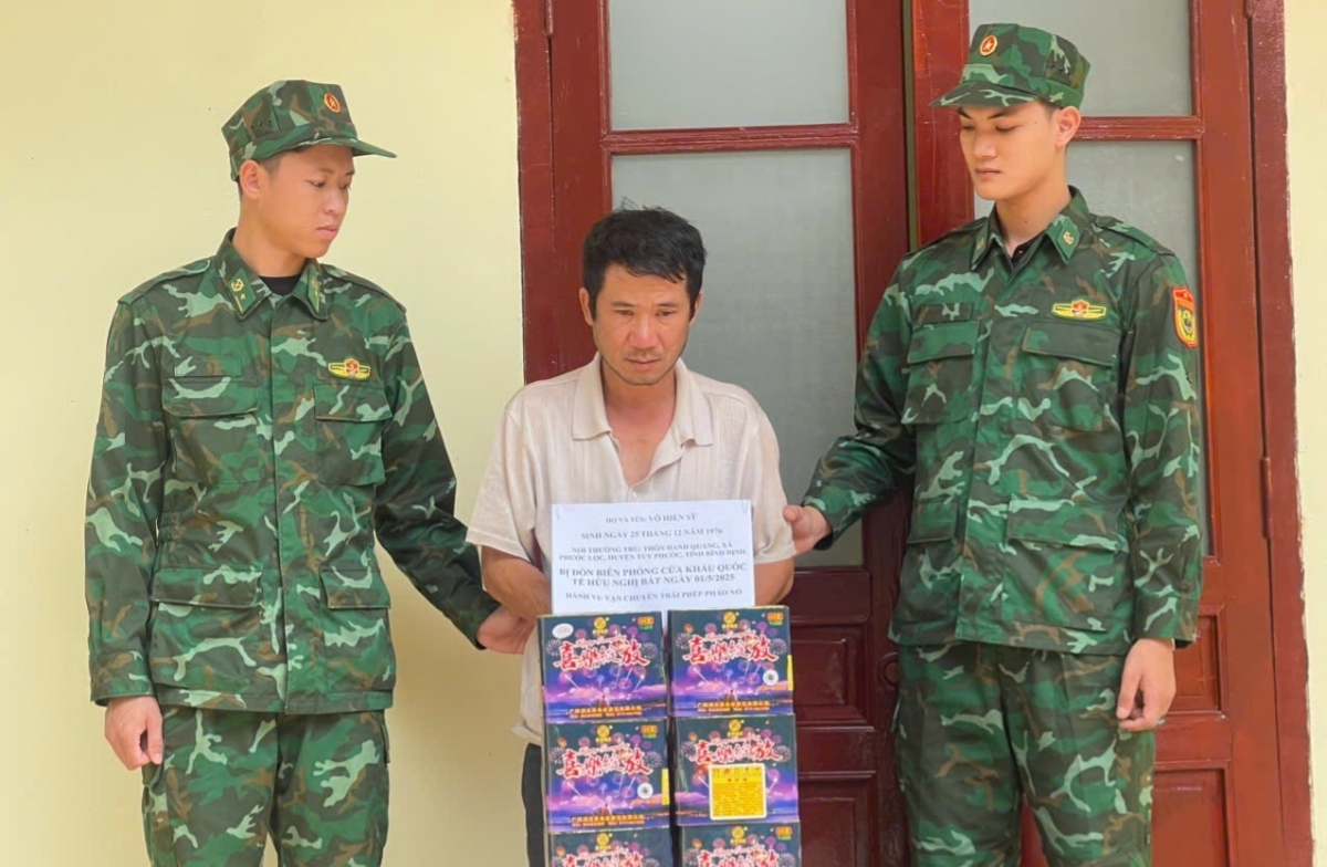 Lái xe đầu kéo vận chuyển trái phép khối lượng lớn pháo nổ bị phát hiện, tạm giữ (Ảnh: BĐBP tỉnh Quảng Ninh)