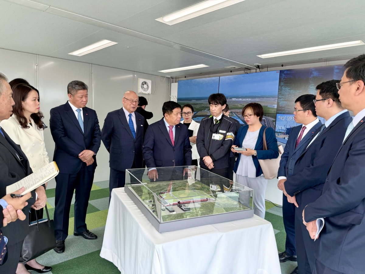 Phó Thủ tướng Nguyễn Chí Dũng thăm nhà máy của Tập đoàn Rapidus. Ảnh: VGP