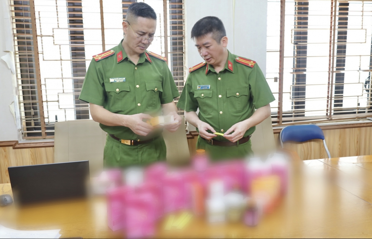 Phòng Cảnh sát điều tra tội phạm về tham nhũng, kinh tế, buôn lậu, môi trường, Công an tỉnh Hải Dương kiểm đếm các sản phẩm có dấu hiệu hàng giả bị đơn vị thu giữ trong cao điểm​.