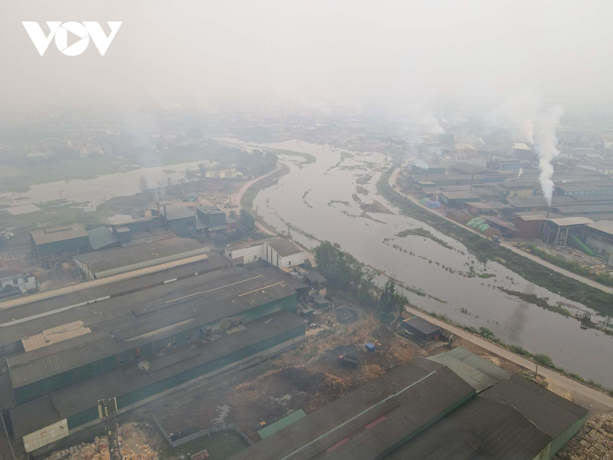 Trước đây, toàn cảnh phường Phong Khê, TP Bắc Ninh  lúc nào cũng trong trạng thái mờ mờ, ảo ảo bị "chìm đắm" bởi những cột khói đen của các cơ sở sản xuất giấy xả ra môi trường.