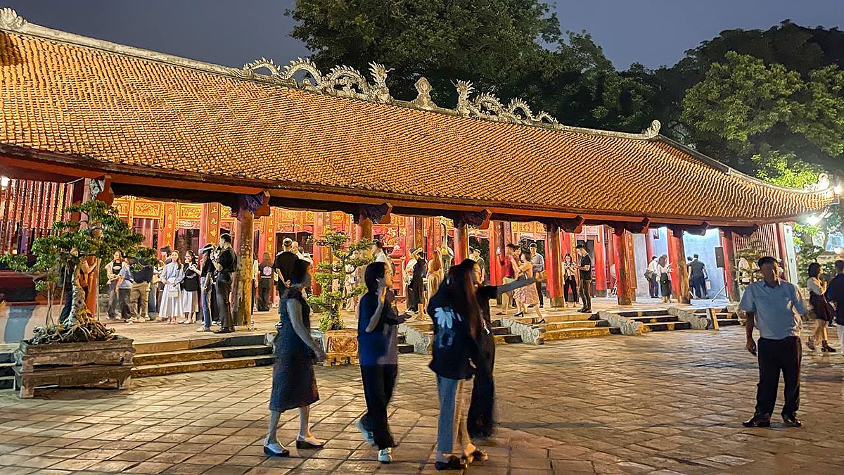Tour đêm Văn Miếu - Quốc Tử Giám.
