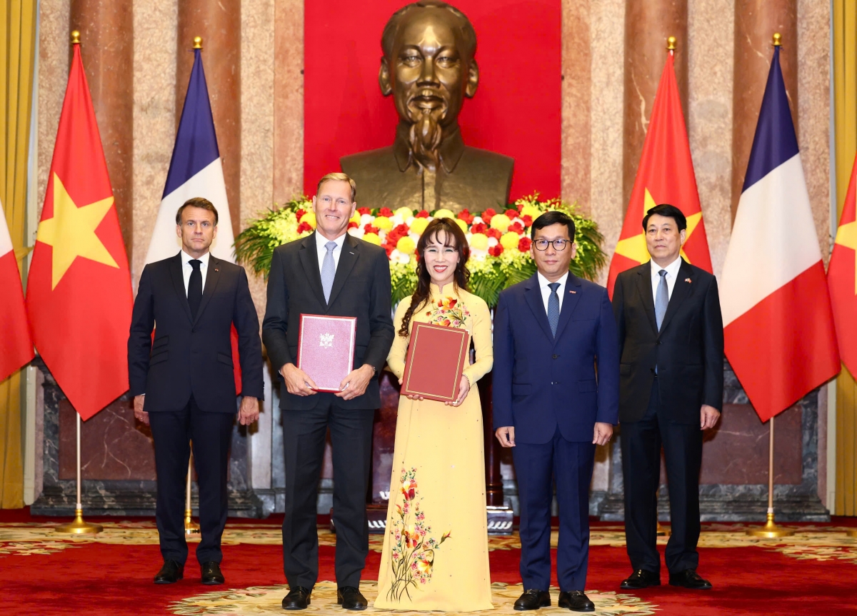 Chủ tịch HĐQT Vietjet, Nguyễn Thị Phương Thảo và Chủ tịch Airbus International, Wouter van Wersch trao thỏa thuận đặt mua 20 máy bay thân rộng A330-900 (A330neo) trước sự chứng kiến của Chủ tịch nước Lương Cường và Tổng thống Pháp Emmanuel Macron