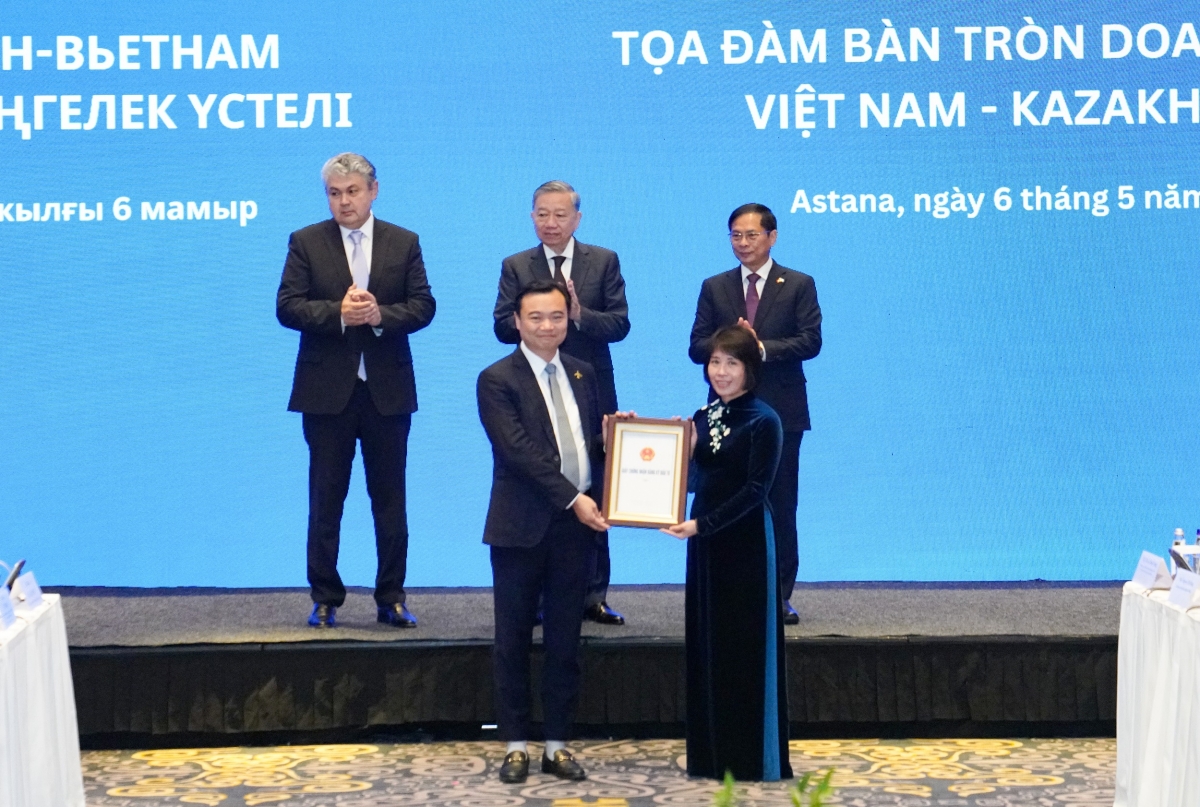 Bộ Tài chính Việt Nam trao Giấy chứng nhận đầu tư ra nước ngoài cho Công ty Aviation Holding