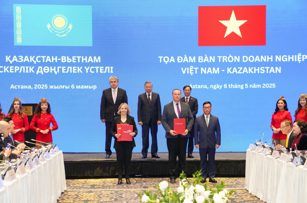 Tổng Giám đốc Vietjet Đinh Việt Phương, Chủ tịch Qazaq Air Andrew Cowen và bà Aysem Sargin, Giám đốc điều hành Boeing khu vực Thổ Nhĩ Kỳ và Trung Á, trao Thỏa thuận khung về hỗ trợ kỹ thuật cho đội tàu bay Boeing 737 trong tương lai