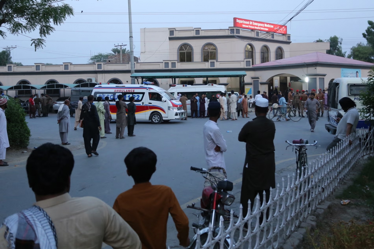 Xe cứu thương bên ngoài bệnh viện Victoria ở tỉnh Punjab của Pakistan. Ảnh: Getty