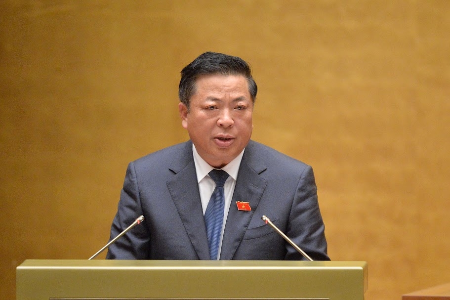 Bộ trưởng Bộ Xây dựng Trần Hồng Minh trình bày tờ trình. 