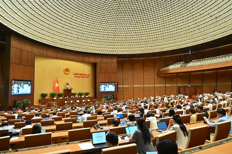 Quốc hội thảo luận tại hội trường.