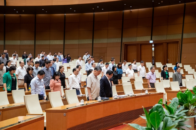 Trước khi bắt đầu chương trình, Tổng Bí thư Tô Lâm, Thủ tướng Chính phủ Phạm Minh Chính cùng các đại biểu Quốc hội dành phút mặc niệm nguyên Chủ tịch nước Trần Đức Lương.