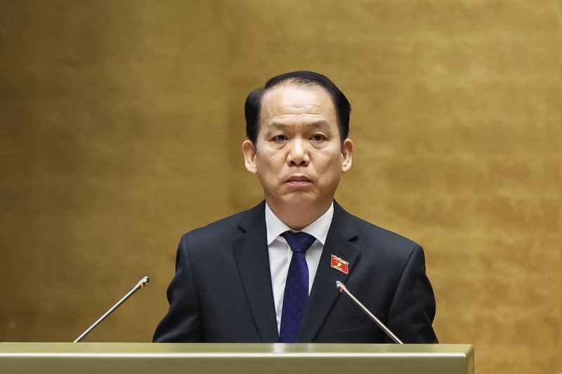 Chủ nhiệm Uỷ ban Pháp luật và Tư pháp trình bày báo cáo thẩm tra.