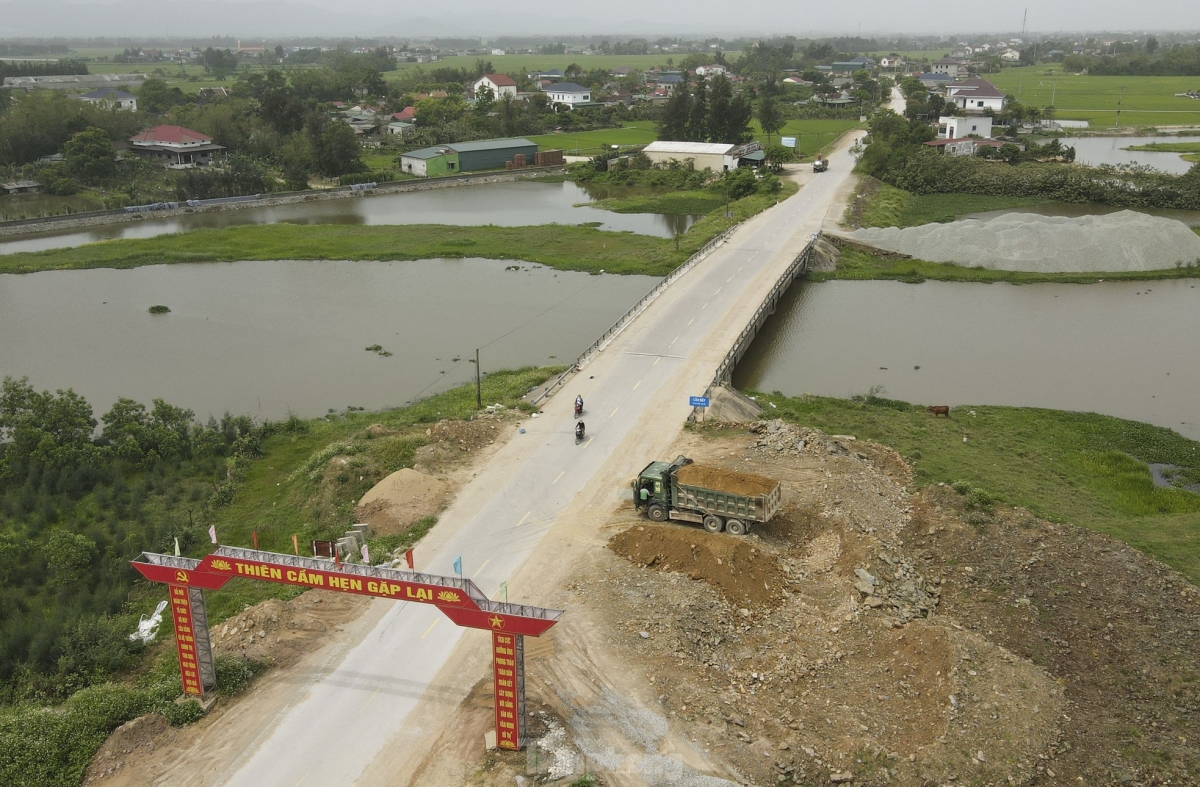 Bộ Xây dựng yêu cầu Hà Tĩnh thay nhà thầu thi công QL8C không đảm bảo. Ảnh Phạm Trường.