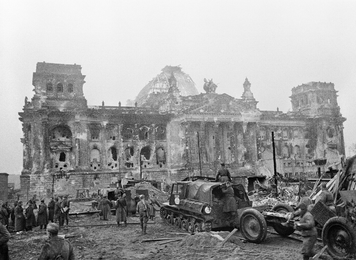 Binh sĩ Liên Xô gần tòa nhà Quốc hội Đức (Reichstag). Ảnh: Sputnik