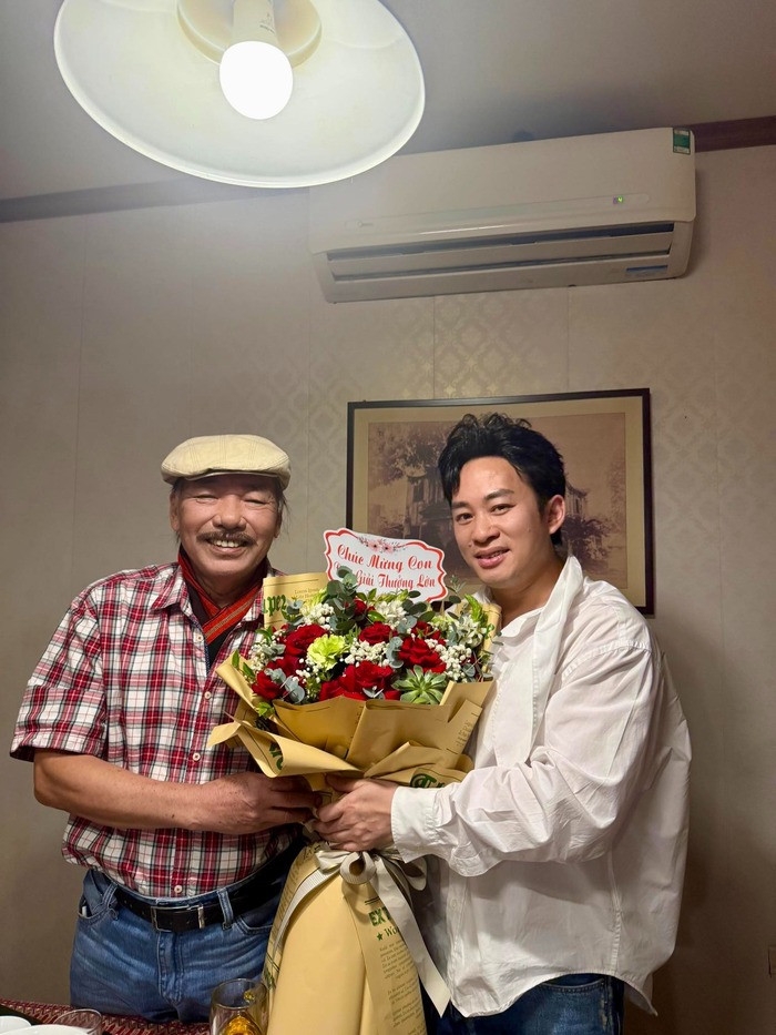 Nhạc sĩ Trần Tiến gọi Tùng Dương là con trai và rất vui mừng khi nam ca sĩ nhận giải thưởng đặc biệt ở Nhật.