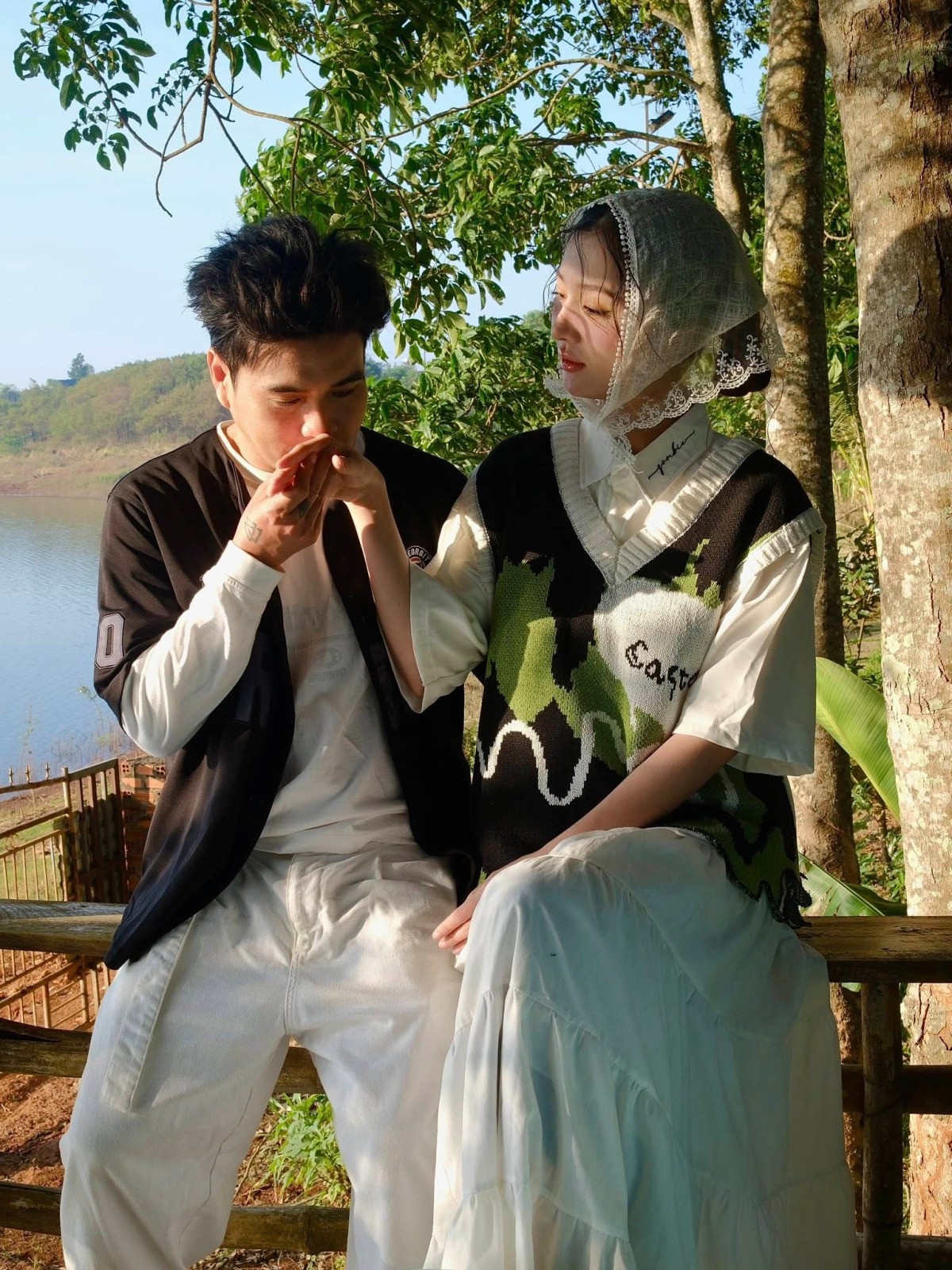 Ca sĩ Hồ Quang Hiếu chú thích tấm hình hôn tay bà xã Tuệ Như: "Đẹp nhất không phải điểm đến mà là bên nhau trên mọi hành trình".