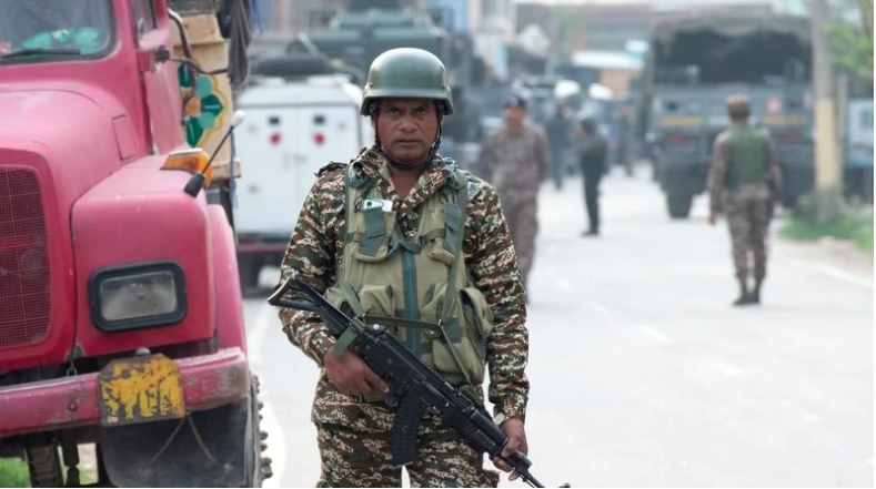 Lực lượng bán quân sự của Ấn Độ đứng gác gần một trạm kiểm soát ở ngoại ô thành phố Srinagar, khu vực Kashmir do Ấn Độ kiểm soát, ngày 7/5/2025. (Ảnh: Tân Hoa Xã)