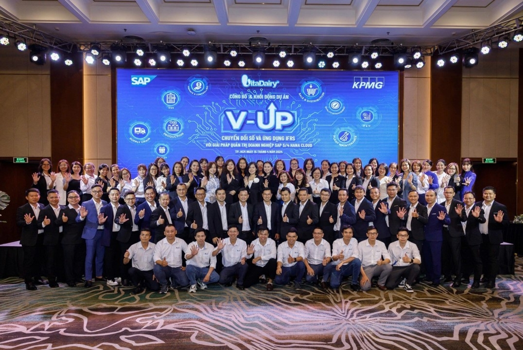 Lãnh đạo VitaDairy và Ban quản lý dự án tại sự kiện khởi động dự án chuyển đổi số V-UP, 2024
