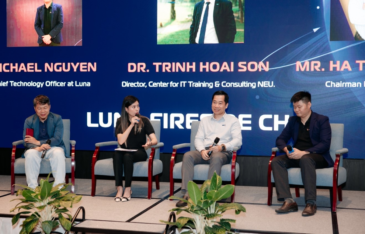 TS. Trịnh Hoài Sơn (người thứ hai, từ phải sang) và các khách mời tại tọa đàm