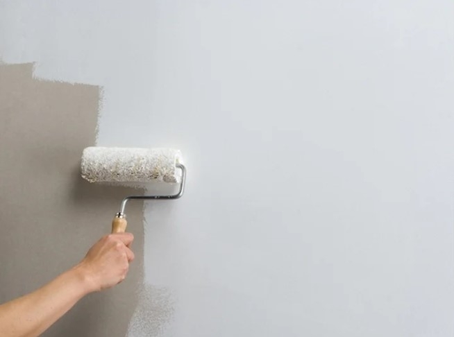 Sơn tường có chi phí rẻ hơn giấy dán. (Ảnh minh họa)