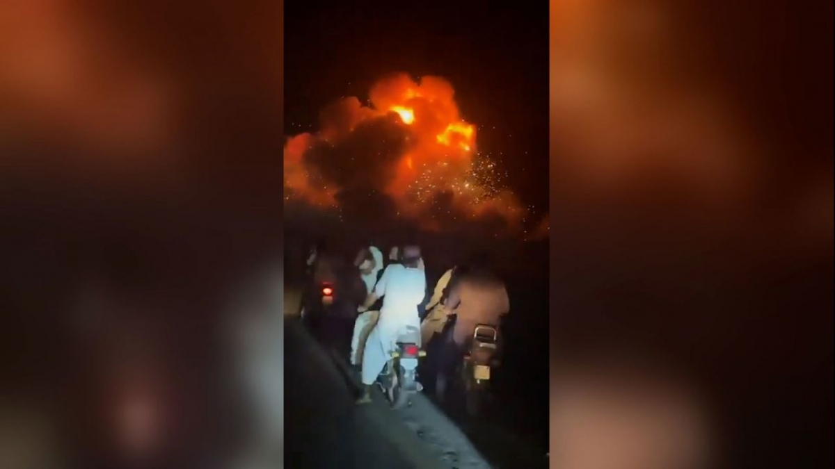 Hình ảnh được chia sẻ trên mạng xã hội cho thấy khoảnh khắc xảy ra cuộc tấn công ở Bahawalpur, miền đông Pakistan (Ảnh: X)