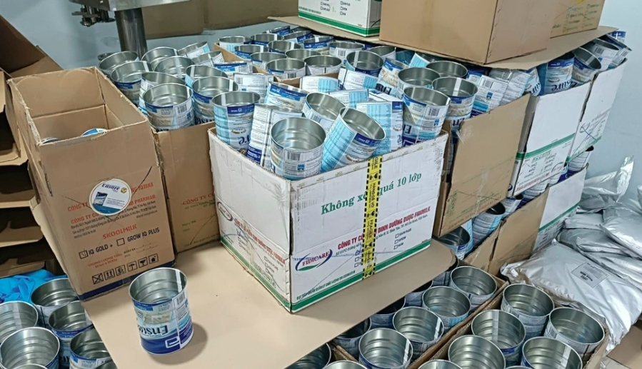 Xưởng sản xuất sữa giả quy mô lớn bị phát hiện ở Bình Dương (Ảnh: CA)