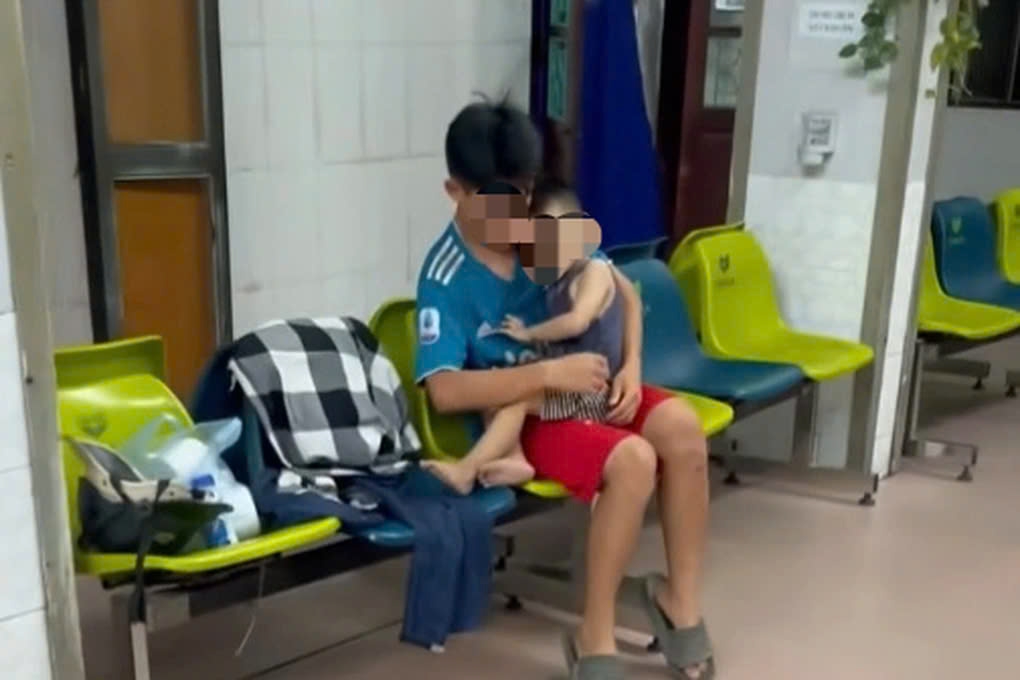 Cháu bé ở ngoài hành lang đợi cấp cứu tại bệnh viện. Ảnh: Cắt từ clip