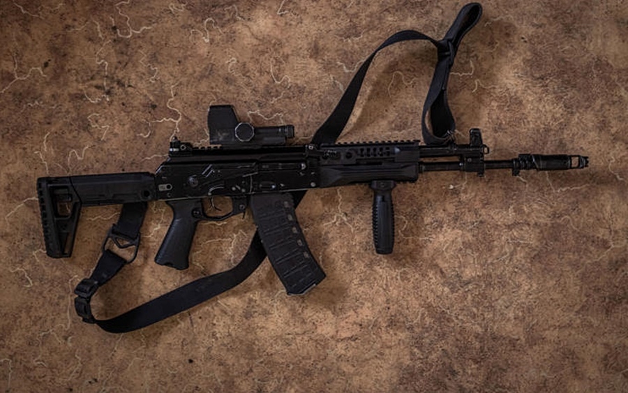 Một mẫu súng AK-12 thu được ở Kursk. Ảnh: WP.