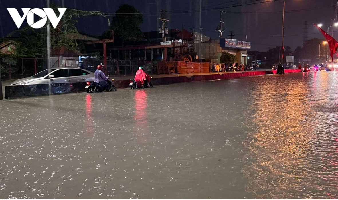 Quốc lộ 1K ngập sâu gây khó khăn cho người dân lưu thông (ảnh mùa mưa 2024)