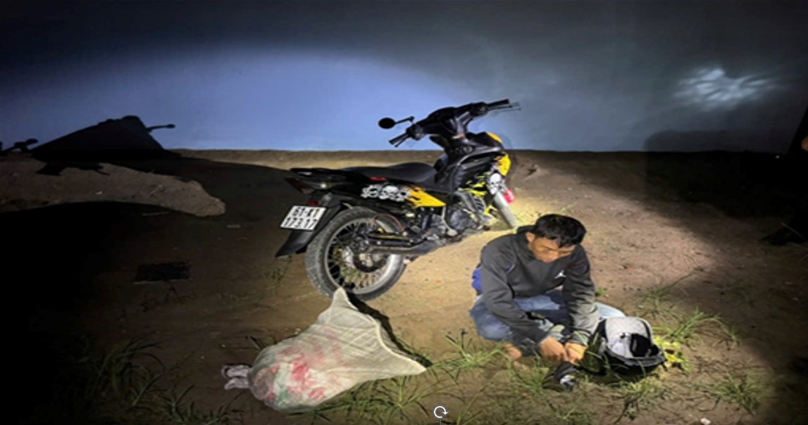 Đối tượng Lý Minh Tâm và tang vật khi bị lực lượng Cảnh sát cơ động Công an tỉnh Hậu Giang kiểm tra - Ảnh Hoàng Thống.