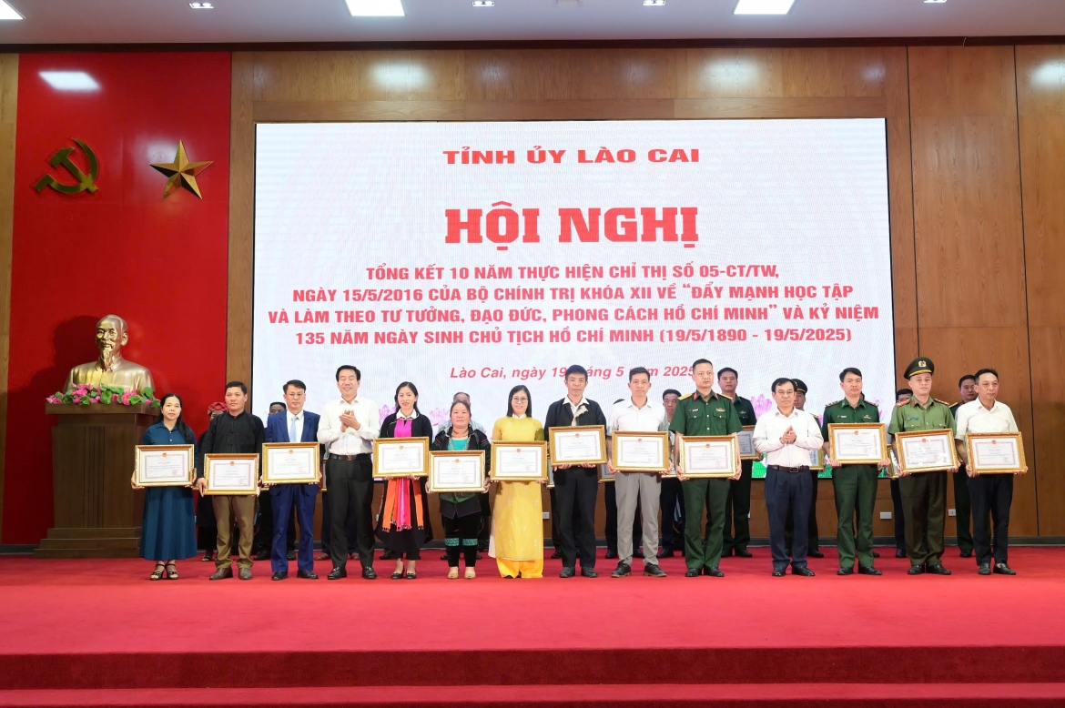 Tặng bằng khen cho các cá nhân tiêu biểu trong học tập, làm theo Bác