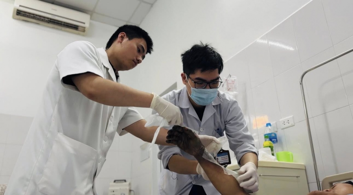 Các bác sĩ sơ cứu cho người đàn ông bị điện giật