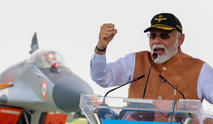 Thủ tướng Modi thể hiện quyết tâm khi phát biểu trước lực lượng không quân Ấn Độ tại căn cứ Adampur hôm 13/5. Ảnh: Tài khoản X của Modi.