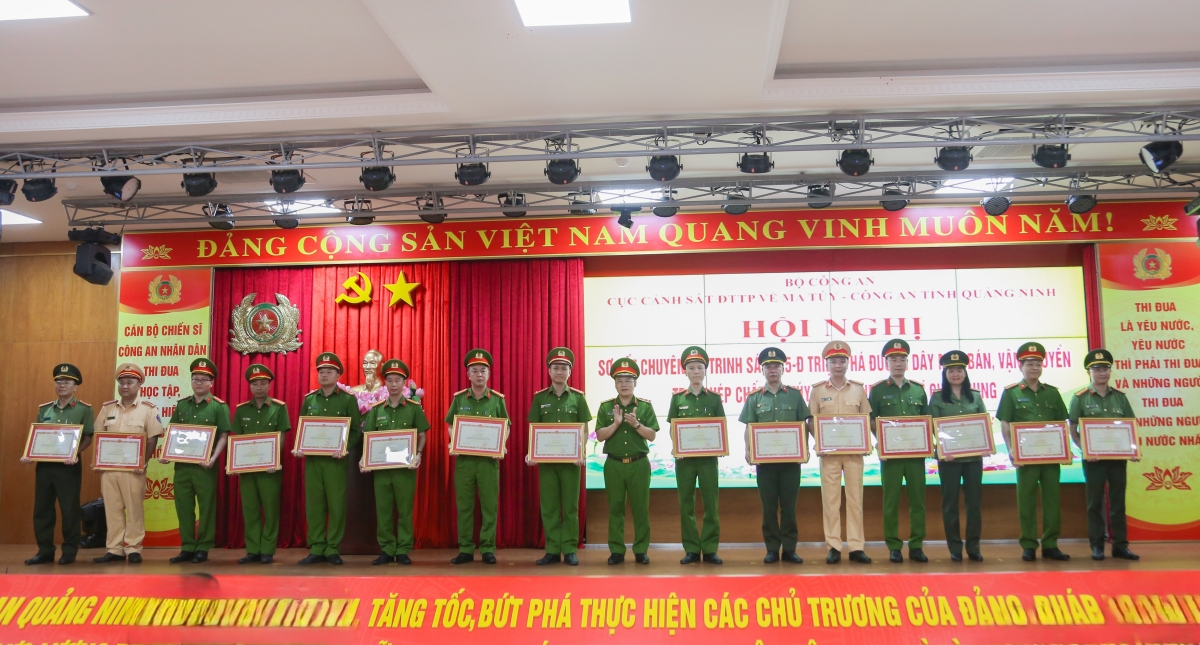 Thứ trưởng Nguyễn Văn Long trao Bằng khen của Bộ Công an tặng các tập thể, cá nhân thuộc Công an các đơn vị, địa phương có thành tích xuất sắc trong chuyên án
