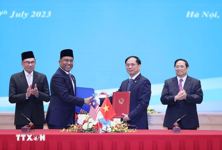 Thủ tướng Phạm Minh Chính và Thủ tướng Malaysia Anwar Ibrahim chứng kiến lễ ký kết văn kiện hợp tác giữa hai nước, tháng 7/2023. (Ảnh: Dương Giang/TTXVN)