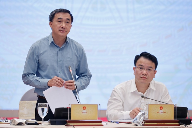 Thứ trưởng Bộ Y tế Trần Văn Thuấn phát biểu tại Họp báo Chính phủ thường kỳ tháng 4/2025 (Ảnh: VGP)