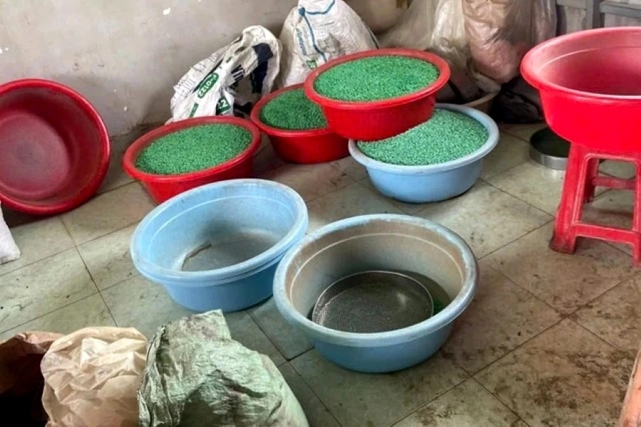 Thuốc giả được đựng vào chậu để dưới nền đất (Ảnh CACC)