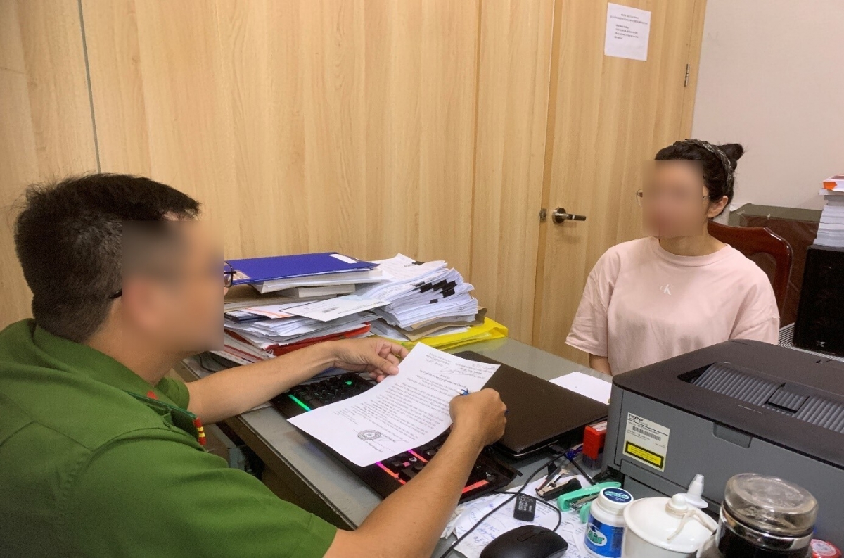 Một đối tượng trong nhóm lừa đảo tại cơ quan công an (Ảnh: Công an tỉnh Đồng Nai).