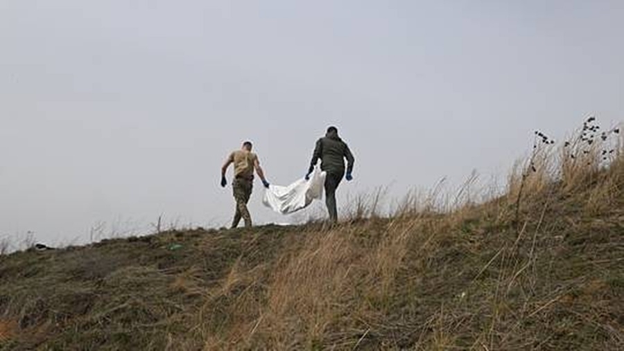 Tình nguyện viên Nga thu gom thi thể lính Ukraine tử trận trên chiến trường. Ảnh: Sputnik.