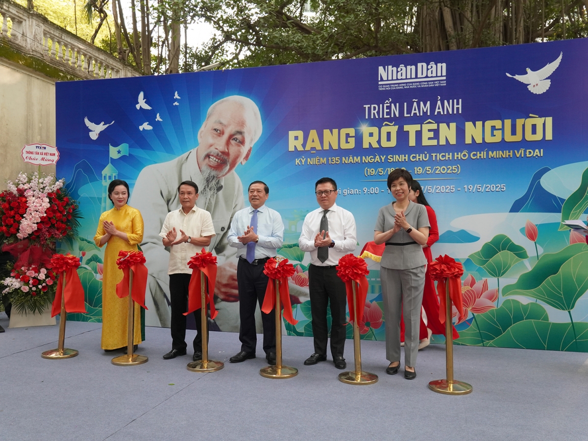 Các đại biểu cắt băng khai mạc triển lãm