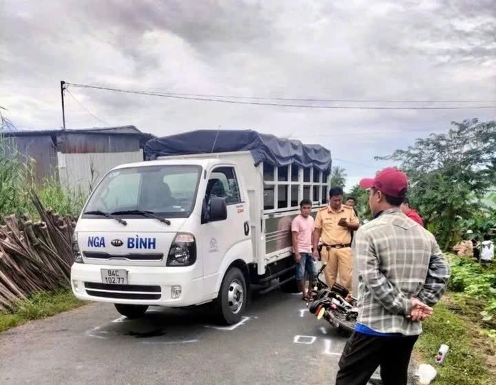 Công an dựng lại hiện trường vụ tai nạn.