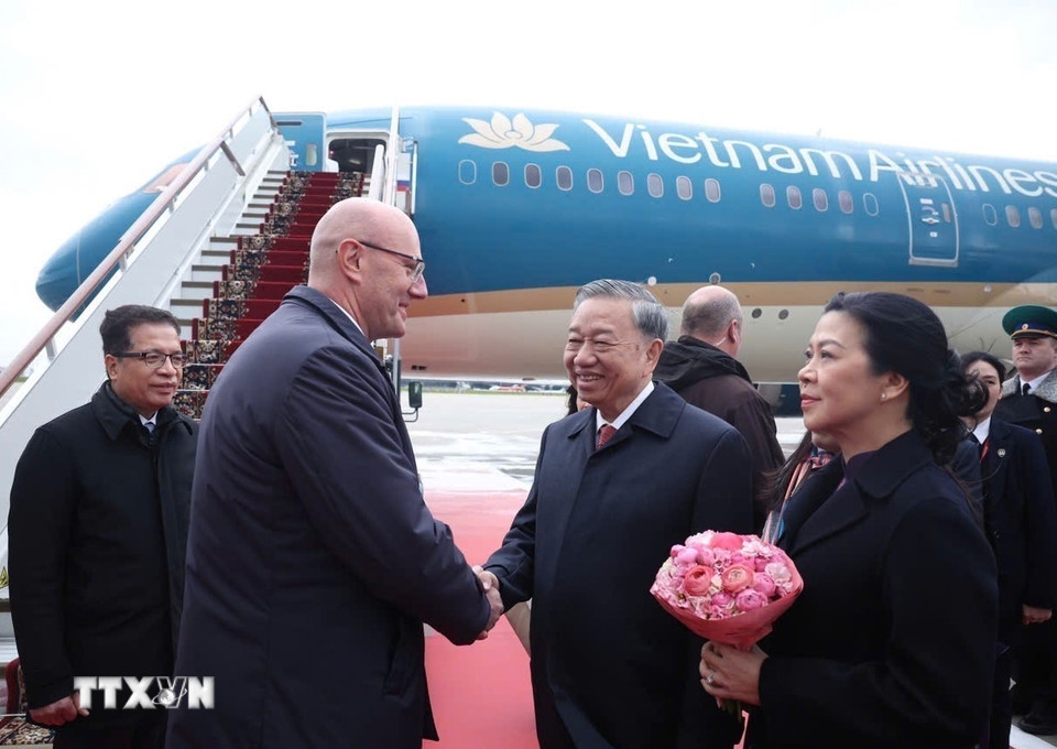 Chiều 11/5, Tổng Bí thư Tô Lâm và Phu nhân cùng đoàn đại biểu cấp cao Việt Nam rời Moscow, kết thúc tốt đẹp chuyến thăm chính thức Nga, tiếp tục lên đường thăm cấp Nhà nước tới Belarus. (Ảnh: TTXVN)