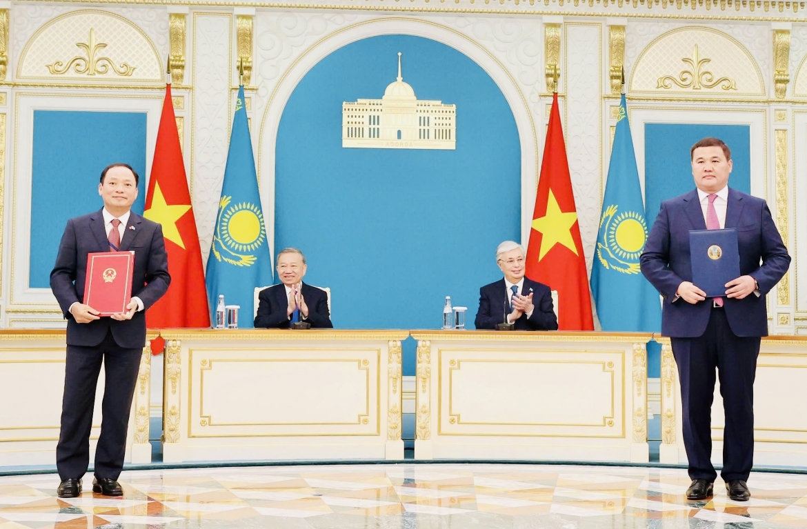 Hai nhà lãnh đạo chứng kiến ký văn kiện hợp tác giữa địa phương 2 nước.