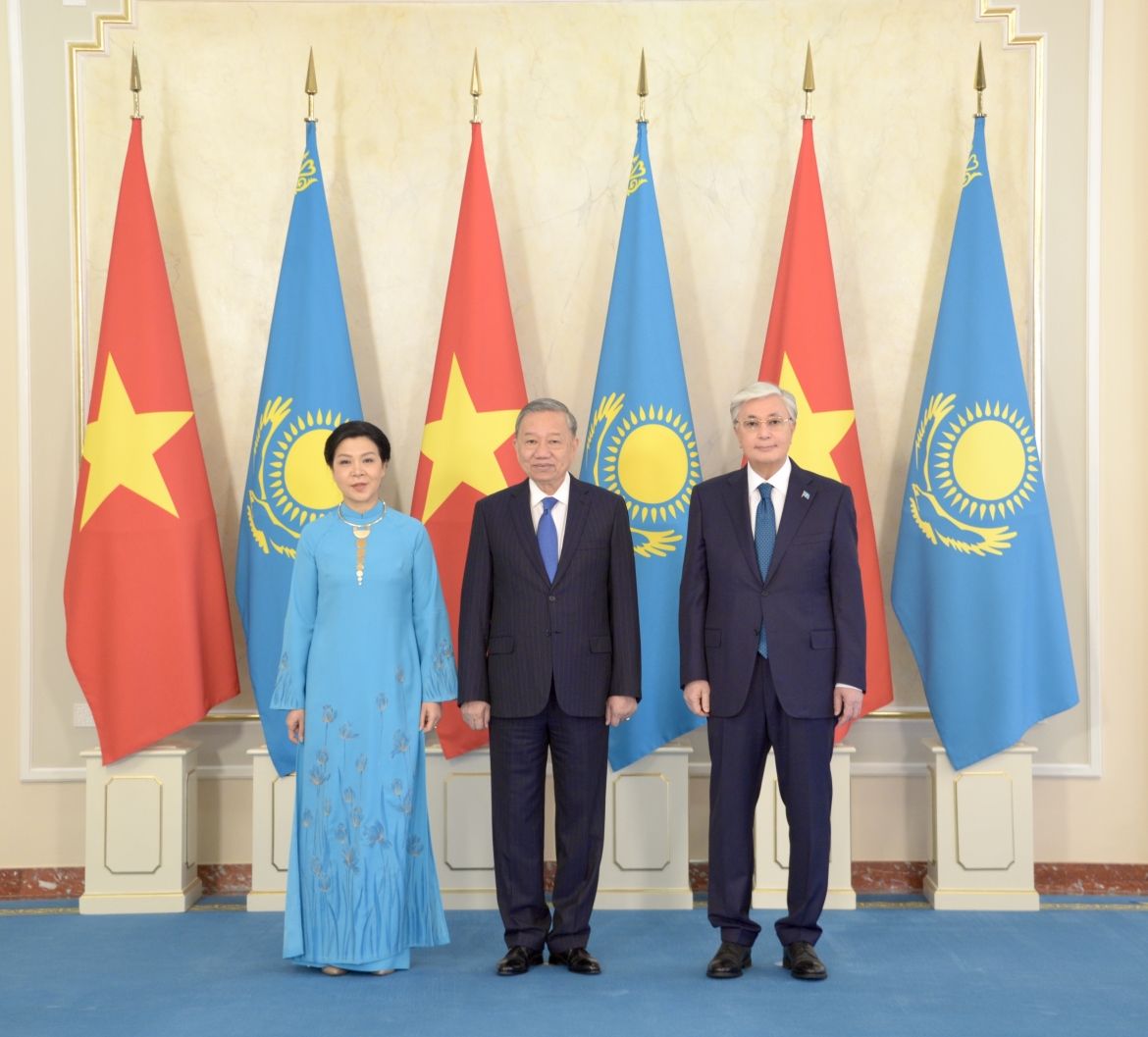 Tổng thống Kassym-Jomart Tokayev nhiệt liệt chào mừng Tổng Bí thư Tô Lâm và Phu nhân.