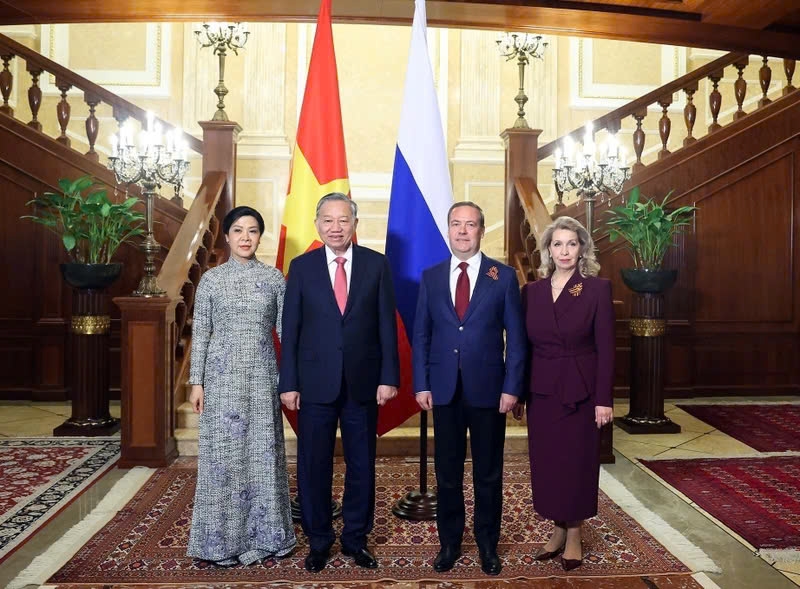 Tổng Bí thư Tô Lâm và Phu nhân chụp ảnh cùng Chủ tịch Đảng nước Nga Thống nhất, Phó Chủ tịch Hội đồng An ninh Liên bang Nga Dmitry Medvedev và Phu nhân. (Ảnh: TTXVN)