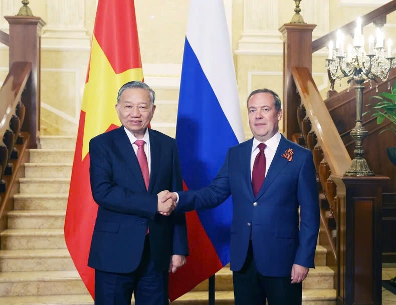 Tổng Bí thư Tô Lâm và Chủ tịch Đảng nước Nga Thống nhất, Phó Chủ tịch Hội đồng An ninh Liên bang Nga Dmitry Medvedev. (Ảnh: TTXVN)