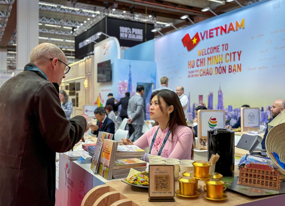 Đại diện Trung tâm Xúc tiến Du lịch TP.HCM làm việc với các đối tác tại Hội chợ IMEX Frankfurt tháng 5/2025. Ảnh: Sở Du lịch TP.HCM
