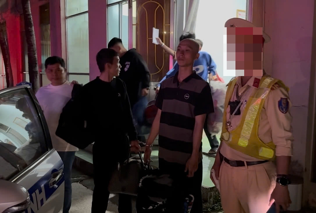 Trạm cảnh sát giao thông Đức Phổ đã phối hợp chặn xe để bắt các đối tượng (Ảnh: Công an)