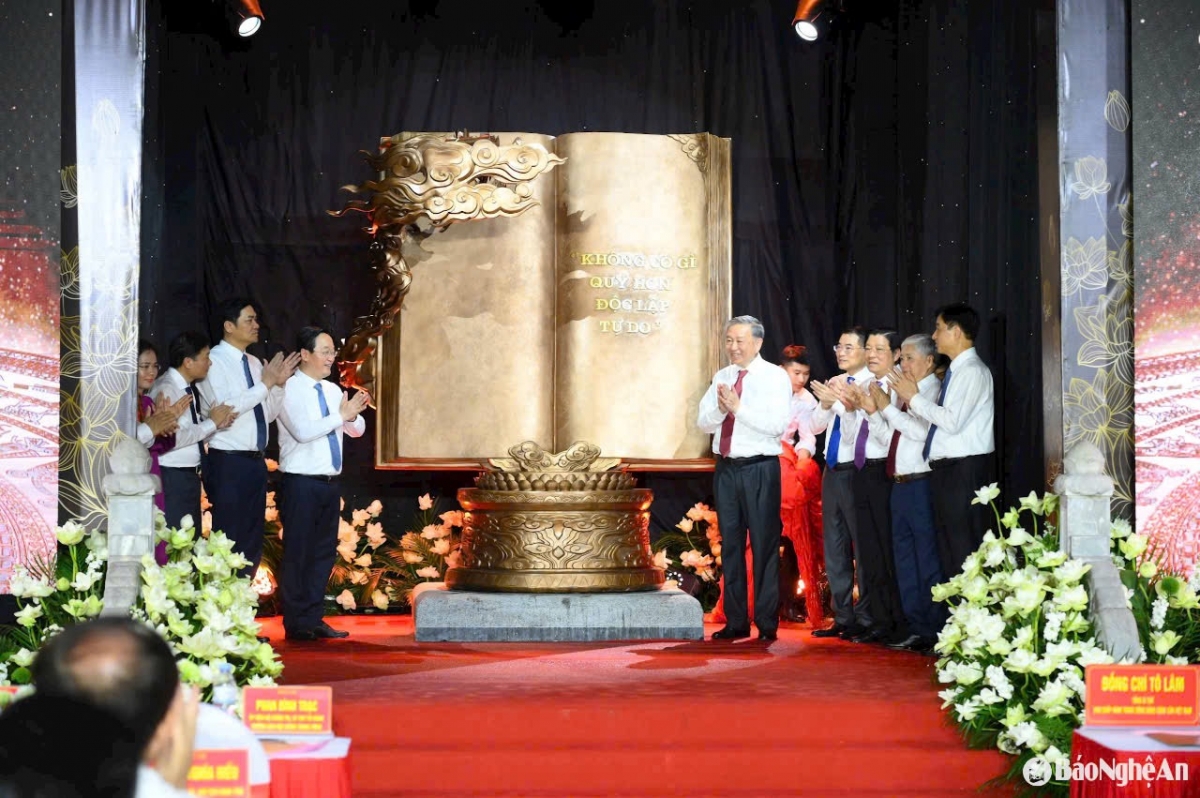 Tổng Bí thư dự lễ trao tặng tác phẩm điêu khắc ánh sáng “Trang sử vàng”