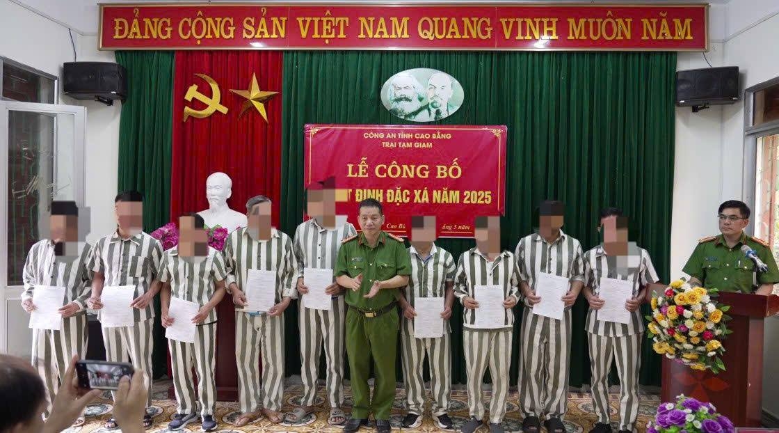 Trao quyết định đặc xá cho các phạm nhân. (Ảnh; Công an Cao Bằng)