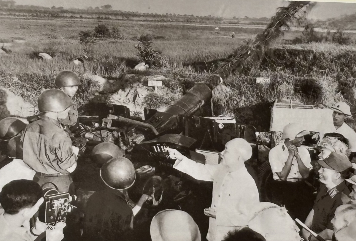 Chủ tịch Hồ Chí Minh đến thăm các chiến sĩ của lực lượng phòng không bảo vệ thủ đô Hà Nội ngày 25/9/1966 (ảnh trưng bày tại triển lãm)