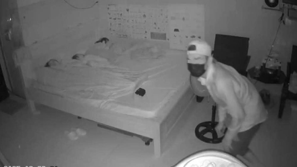 Camera ghi lại cảnh tên trộm đột nhập vào phòng trọ của chị T 