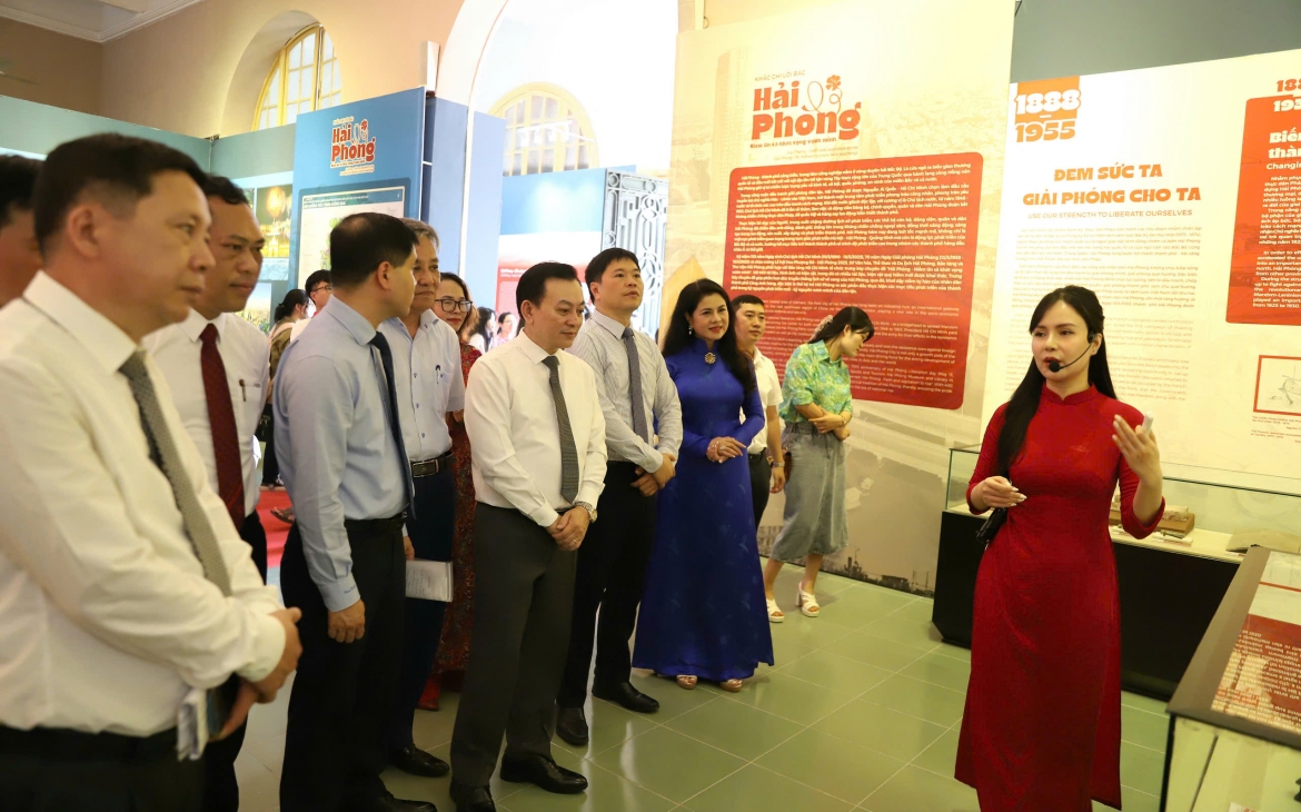 Trưng bày giới thiệu gần 400 hình ảnh, tư liệu, hiện vật, khái quát lịch sử hình thành và sự phát triển của TP Hải Phòng.
